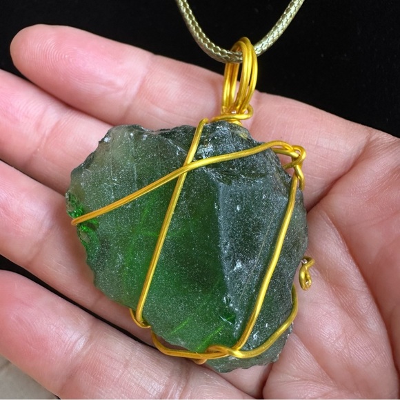 Pendant Green beach glass and Gold tone wire wrapping sea glass Necklace 5544 y - Picture 5 of 7